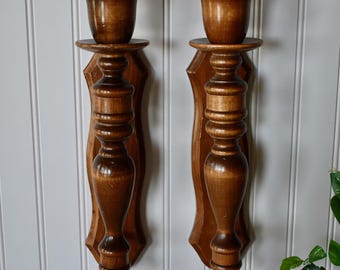 Juego de dos candelabros altos de pared de madera torneada de estilo vintage para velas cónicas, iluminación de pared.