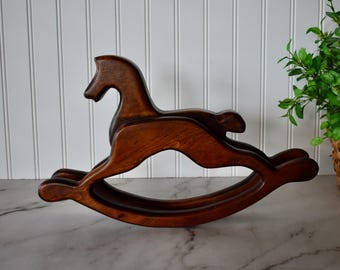 Caballito mecedor decorativo pequeño de madera oscura de estilo vintage