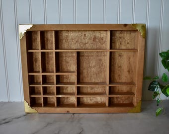 Vitrina de madera vintage de 38 x 28 cm con esquinas de latón, ideal para exhibir objetos de colección.
