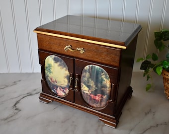 Cofre joyero Kellerman de madera vintage con tapa abatible, tres cajones y láminas ovaladas con escenas pastorales románticas.