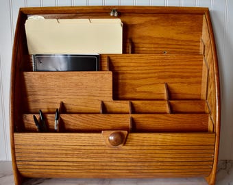 Gran organizador de oficina colgante de pared de roble vintage con puerta enrollable.