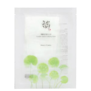Puede incluir: Un sobre blanco de mascarilla facial con texto en coreano e ingl&eacute;s. El texto dice "Centella Asiatica Calming Mask" y "Beauty of Joseon". La parte inferior del sobre presenta un dise&ntilde;o de hojas verdes.