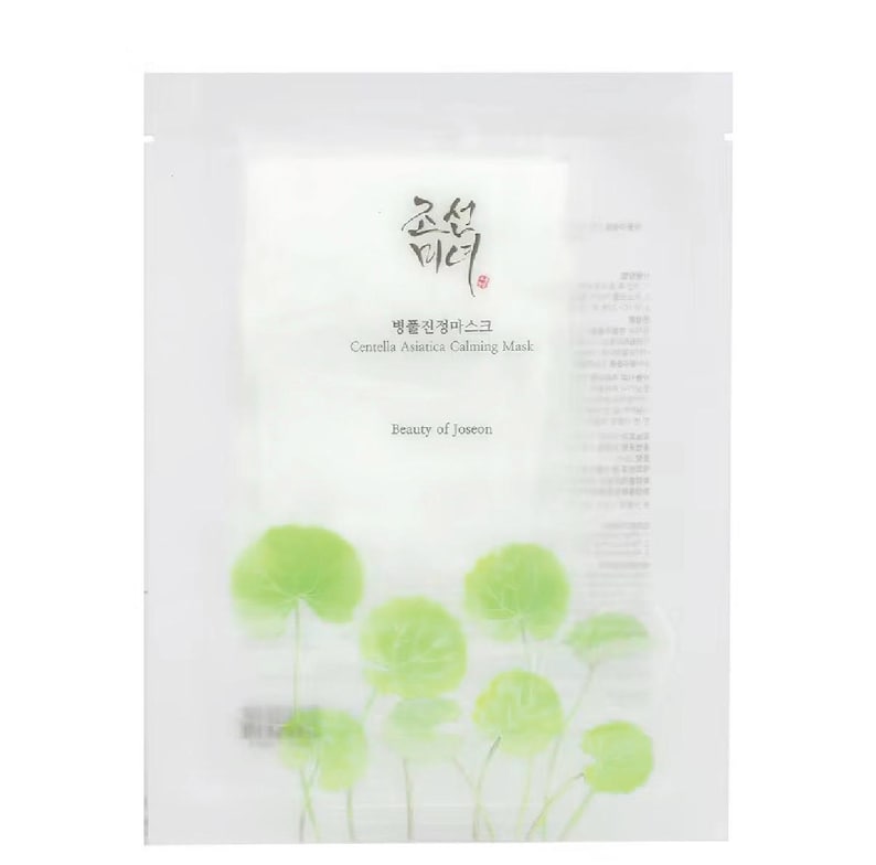 Puede incluir: Un sobre blanco de mascarilla facial con texto en coreano e ingl&eacute;s. El texto dice "Centella Asiatica Calming Mask" y "Beauty of Joseon". La parte inferior del sobre presenta un dise&ntilde;o de hojas verdes.