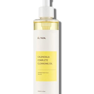 Puede incluir: Una botella transparente de aceite limpiador Calendula Complete con un dispensador de bomba blanco. La botella tiene una etiqueta amarilla con el nombre y los detalles del producto. El l&iacute;quido interior es de color amarillo claro. Contiene 200 ml / 6,7 fl oz.