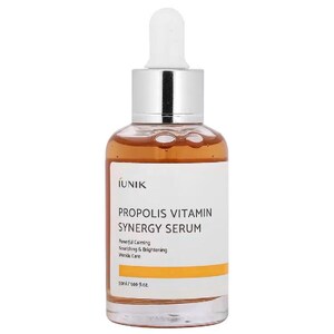 Puede incluir: Botella de vidrio transparente de IUNIK Propolis Vitamin Synergy Serum con cuentagotas blanco y tapa plateada. La etiqueta presenta texto como "Powerful Calming" y "Nourishing & Brightening". La botella contiene 50 ml de s&eacute;rum.