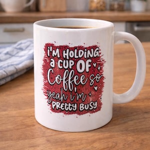 Ich halte eine Tasse Kaffee, also ja, ich bin ziemlich beschäftigt Keramiktasse