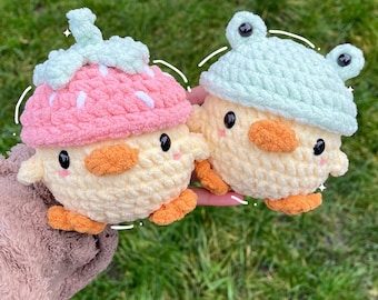 カエルの帽子をかぶったかぎ針編みのアヒルのぬいぐるみ：手作りの編み