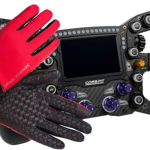 Op de afbeelding: Een paar rode en zwarte racehandschoenen met getextureerde handpalmen en de tekst SENDIYA SPORT, geplaatst voor een zwart racestuur van koolstofvezel met een centraal display, meerdere knoppen en paarse draaiknoppen.