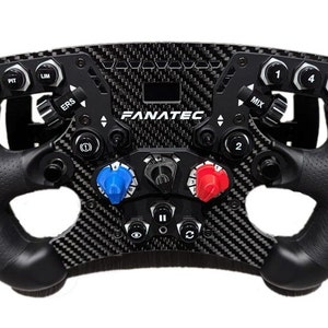 Puede incluir: Un volante de carreras negro con acabado de fibra de carbono. El volante tiene varios botones, una pantalla de visualización y el logotipo de Fanatec.