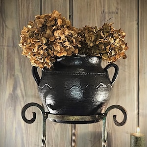 Vintage svart lerkruka: Rustik bondgårdsvas, reparerade sprickor