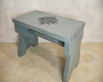 Taburete antiguo de madera verde: decoración rústica con estilo