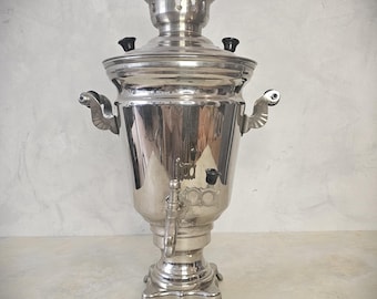 Samovar eléctrico soviético antiguo, antigua fiesta del té rusa, Tula, URSS