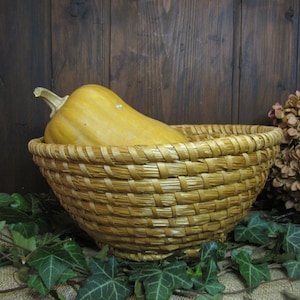 Vintage Woven Wicker Straw  Large Basket, Rustic Bread Basket, Coiled Rye Serving Bowl, Farmhouse Primitive Decoration
