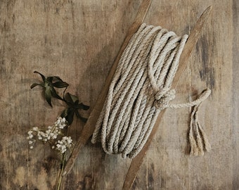 Fuso antico in legno per lavanderia con corda Vecchia linea di vestiti