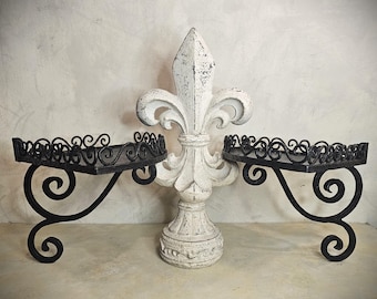 Estantes esquineros antiguos de hierro forjado a mano: decoración de pared francesa ornamentada