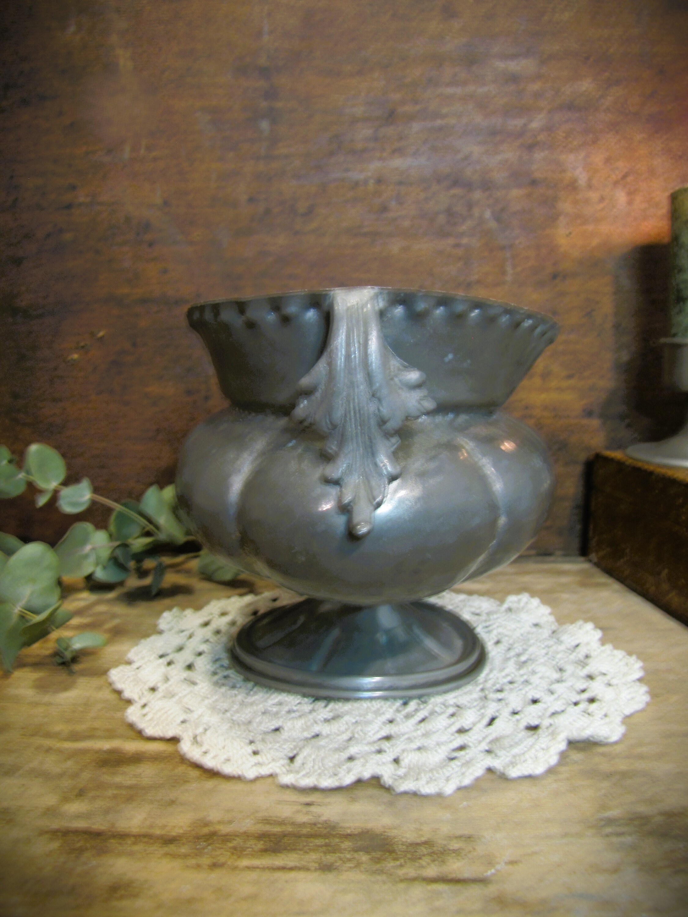 Jardinière art nouveau visage de femme en étain