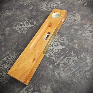 Vintage trävattenpass med mässings samlarverktyg funktionellt