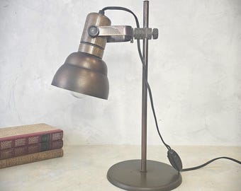 Lámpara de escritorio de madera y metal de estilo industrial de mediados de siglo