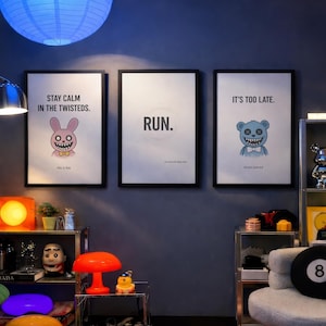 Könnte beinhalten: Innenraum mit gerahmten Kunstdrucken, die die Sätze „STAY CALM IN THE TWISTEDS“, „RUN“ und „IT'S TOO LATE“ sowie Cartoonfiguren zeigen. Ein burgerförmiger Hocker und ein schwarz-weiß karierter Boden sind ebenfalls zu sehen.