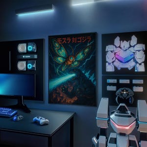 Op de afbeelding: Een gamingopstelling met een ingelijste poster met Japanse tekst en een Godzilla vs. Mothra-illustratie. De kamer heeft een bureau met een monitor, toetsenbord en controllers, plus een wit robotfiguur.