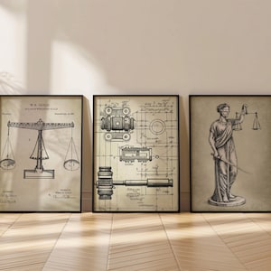 Pode incluir: Três impressões vintage em preto e branco emolduradas de símbolos legais. A impressão da esquerda mostra uma balança de pesagem com o texto "W.B. Guild Balance Weighing Scale". A impressão do centro mostra um martelo e uma balança com o texto "Patent Applied For". A impressão da direita mostra uma figura da Justiça segurando uma balança e uma espada.