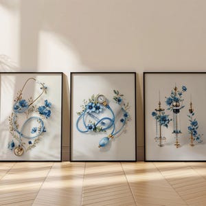 Puede incluir: Tres impresiones artísticas enmarcadas que representan instrumentos médicos adornados con arreglos florales azules. Las impresiones incluyen un estetoscopio, un tensiómetro con un reloj y jeringas. La obra de arte es de estilo acuarela con detalles dorados.