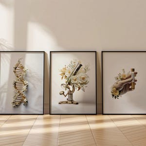 Op de afbeelding: Drie ingelijste prints met een botanisch thema. De eerste print toont een gouden DNA-streng met witte bloemen. De tweede print toont een vintage microscoop met witte bloemen. De derde print toont een hand die een flesje met witte bloemen vasthoudt.
