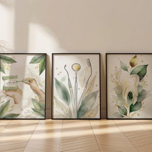以下が含まれることがあります： 歯科をテーマにした水彩画の額装が3つ。最初の絵は、歯ブラシを持った義歯を手に持った手。2枚目は、鏡付きの歯科用器具セット。3枚目は、緑と金の葉が付いた歯。