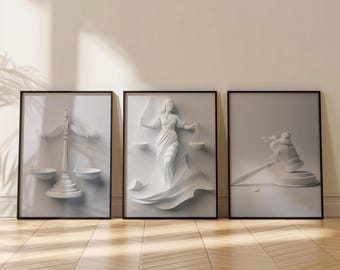 Op de afbeelding: Drie witte ingelijste prints met een 3D-effect. De prints tonen een weegschaal, een figuur van justitie en een hamer. De prints staan op een lichte houten vloer.