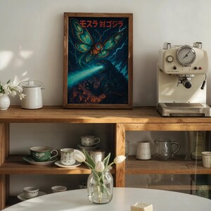 Op de afbeelding: Een ingelijste print met een levendige illustratie van een gevecht tussen een gigantische mot en Godzilla, met Japanse tekst bovenaan. Het kunstwerk staat tegen een donkere, stormachtige achtergrond met een turquoise straal. De print staat op een houten plank.