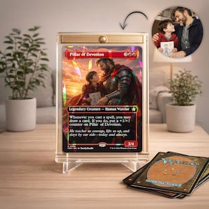Peut inclure: Une carte Magic: The Gathering "Pillar of Devotion" encadrée. La carte présente une illustration fantastique d'un homme et d'un enfant. Le cadre est en acrylique transparent avec un dessus doré. La carte est exposée sur un support en acrylique transparent.