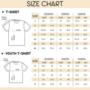Puede incluir: Tabla de tallas para camisetas y camisetas para ni&ntilde;os. La tabla muestra las medidas en pulgadas y cent&iacute;metros para diferentes tallas, incluyendo la longitud de la manga, la longitud de la camiseta y el ancho.