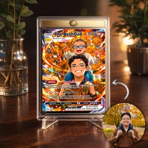 Può includere: Una carta collezionabile personalizzata con un padre e un bambino, con la scritta "The Best Dad". La carta è esposta in una custodia protettiva trasparente. L'opera d'arte mostra un padre che porta il figlio sulle spalle, su uno sfondo autunnale colorato.