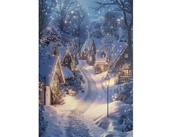 Könnte beinhalten: Leinwanddruck, der eine verschneite Dorflandschaft bei Nacht zeigt. Das Bild zeigt mehrere Steinhäuser mit beleuchteten Fenstern und Lichterketten, einen schneebedeckten Weg und eine Straßenlaterne. Die Gesamtpalette ist kühl, mit Blau-, Weiß- und warmen gelben Lichtern.