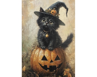 Pode incluir: Um gatinho preto usando um chapéu de bruxa está sentado em cima de uma abóbora esculpida em forma de abóbora. O gatinho tem um sino ao redor do pescoço e está olhando para o espectador.