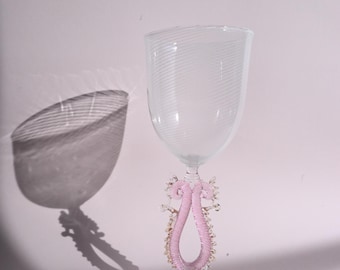 Taça vintage em estilo Murano com filigrana, vidro decorativo listrado em branco e transparente com haste escultural rosa. Artigos de vidro em estilo veneziano.