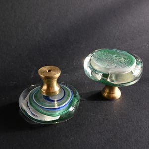 Een paar grote vintage Murano glazen deurgrepen, groen-witte spiraalvormige kastknoppen, Italiaans beslag uit het midden van de 20e eeuw, opvallende handgrepen uit de jaren 70.