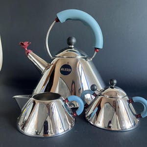 Alessi 9093 Wasserkocher-Set aus Edelstahl – Inklusive Zuckerdose und Milchkännchen – Ikonisches italienisches Design von Michael Graves