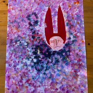 Puede incluir: Pintura abstracta que presenta un rostro estilizado con cabello rojo sobre un fondo de pinceladas rosas, moradas y azules. La obra de arte tiene un aire caprichoso, con un enfoque en el color y la textura. La cara es simple, con una tez pálida y rasgos mínimos.