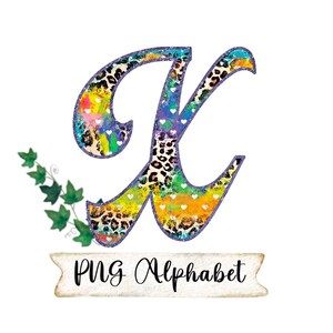 Puede incluir: Una letra X colorida y brillante con estampado de leopardo y corazones blancos. La letra está sobre un fondo blanco con una pancarta que dice "PNG Alphabet".