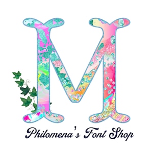 Puede incluir: Una letra M con contorno azul con un diseño colorido, brillante y abstracto. La letra está rodeada por una enredadera verde con hojas. El texto "Philomena's Font Shop" está debajo de la letra.