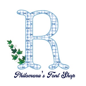 Puede incluir: Letra R azul y blanca a cuadros con un patrón de lazos azules. La letra está delineada en azul y tiene un fondo blanco. El texto "Philomena's Font Shop" está escrito en cursiva azul debajo de la letra.