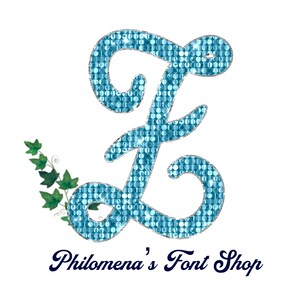 Puede incluir: Una letra L azul brillante con un contorno plateado. La letra está en una fuente cursiva y está rodeada por una enredadera de hiedra verde. El texto "Philomena's Font Shop" está escrito en cursiva azul debajo de la letra.