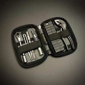 Könnte beinhalten: Eine schwarze Reißverschlusstasche mit verschiedenen Werkzeugen, darunter ein Schraubenschlüssel, eine Zange, ein Schraubendreher und ein kleines Messer. Die Tasche ist mit "JoytokHub" beschriftet.