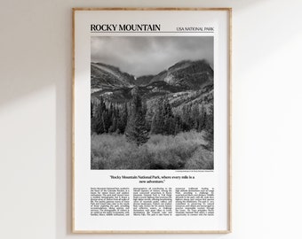 Może przedstawiać: Czarno-białe zdjęcie łańcucha górskiego z lasem na pierwszym planie. Pod obrazem znajduje się tekst "Rocky Mountain National Park, where every mile is a new adventure".
