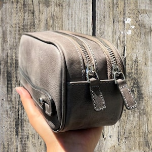 Clutch de cuero personalizado para hombres en gris, bolso de mano chic con correa para la muñeca, regalos para padrinos de boda.