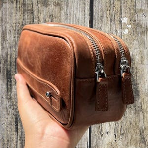 Clutch de cuero personalizado para hombres, bolso de mano chic con correa para la muñeca, regalos para padrinos de boda.