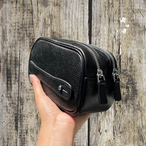 Clutch de cuero personalizado para hombres, bolso de mano chic con correa para la muñeca, regalos para padrinos de boda.