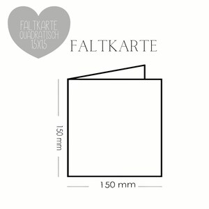 Pu&ograve; includere: Una carta quadrata bianca piegata con il testo "Faltkarte" e "Faltkarte Quadratisch 15x15". La carta misura 150 mm x 150 mm. La carta &egrave; mostrata parzialmente aperta.