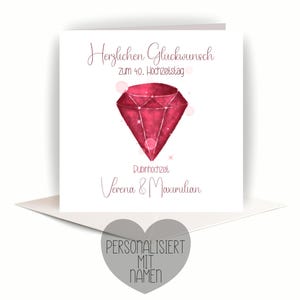 Könnte beinhalten: Eine weiße Grußkarte mit einer Illustration eines roten Edelsteins. Die Karte enthält Text in Schreibschrift, darunter "Herzlichen Glückwunsch zum 40. Hochzeitstag" und die Namen "Verena & Maximilian". Ein herzförmiger Aufkleber unten sagt "PERSONALISIERT MIT NAMEN".